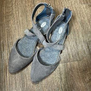 Gray Dr Scholls memory foam flats with cross ankle straps